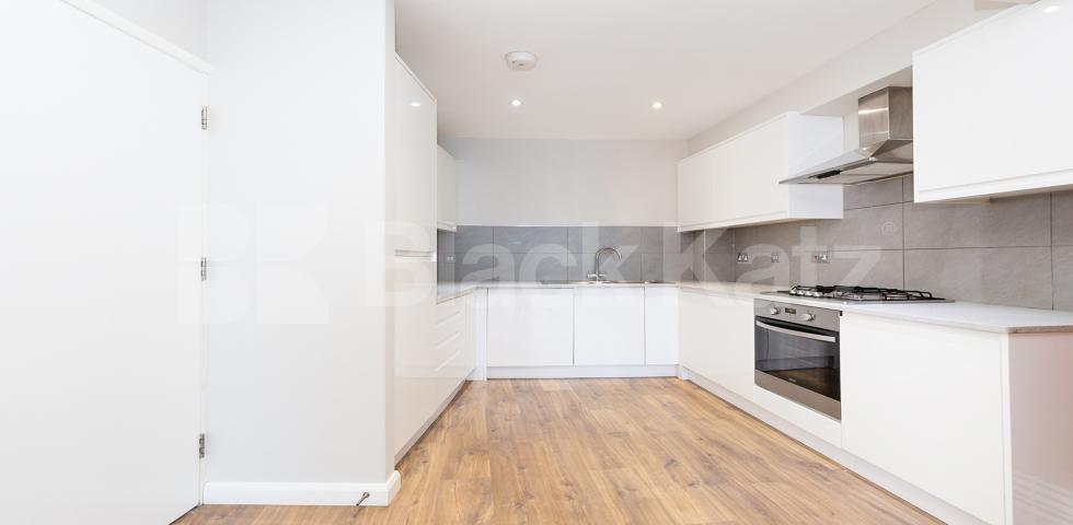 			VIRTUAL TOUR AVAILABLE!, 3 Bedroom, 1 bath, 1 reception Apartment			 Dove Road, CANONBURY-ISLINGTON